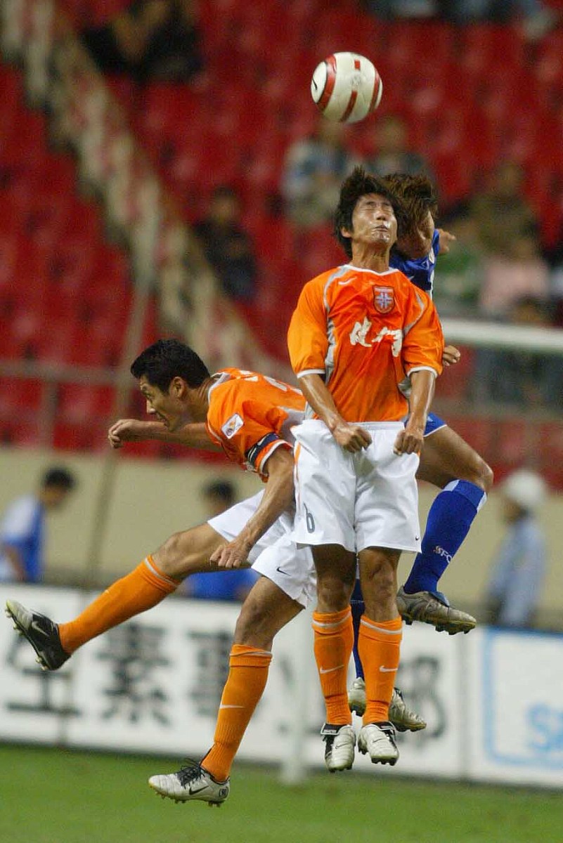 亚博体育-上海久事训练开放日；清晨主帅复盘引欢呼；中超在即；身体对抗强度拉满-亚博体育